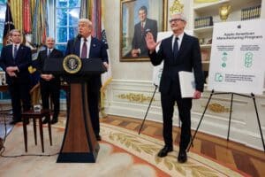 Trump e Apple em Aliança Explosiva: Investimento de US$ 100 Milhões para Produzir iPhones nos EUA!