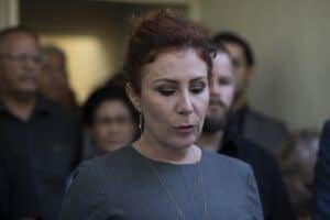 URGENTE: Carla Zambelli Desmaia e Audiência na Itália é Suspensa! Deputada Fica na Prisão!