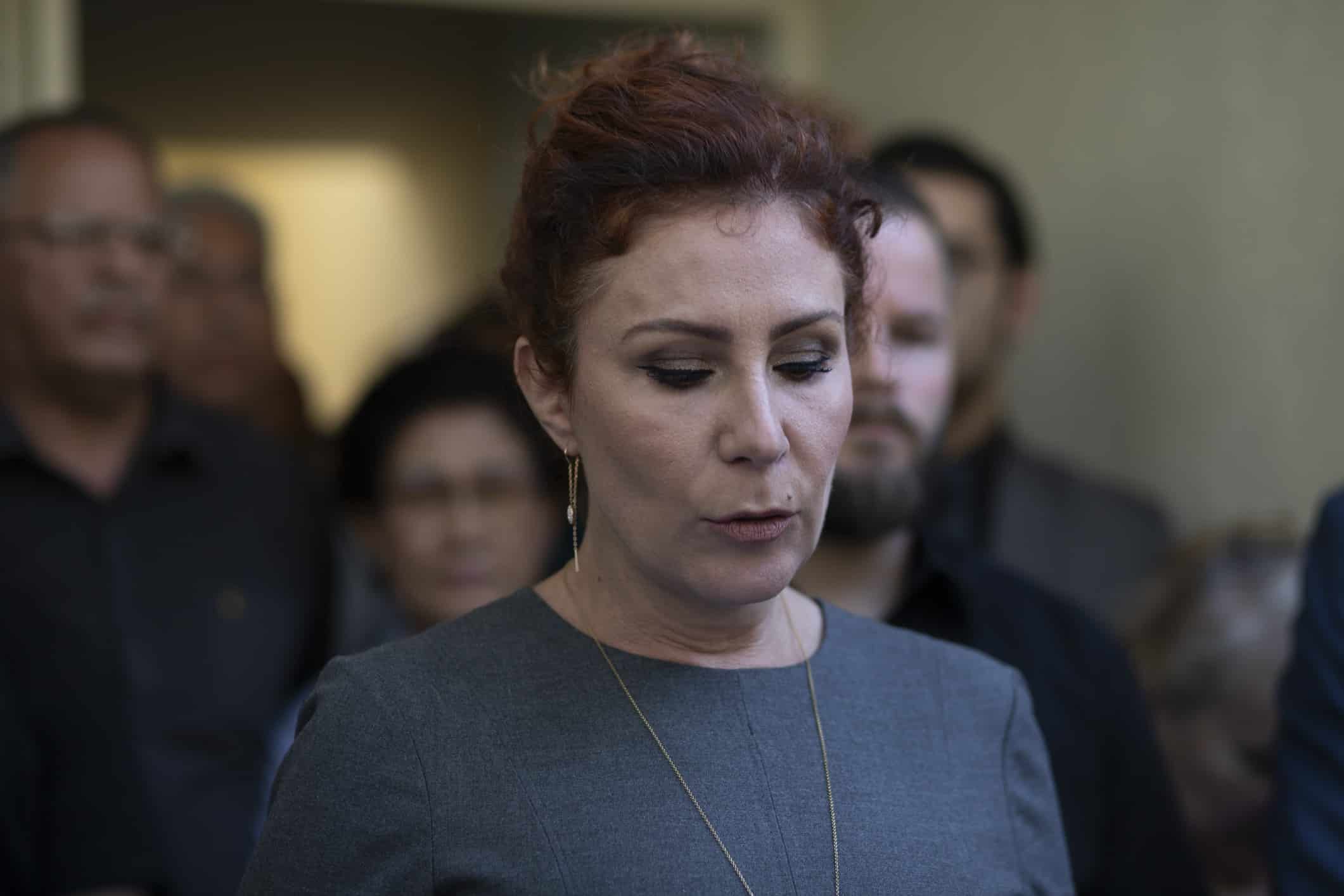 URGENTE: Carla Zambelli Desmaia e Audiência na Itália é Suspensa! Deputada Fica na Prisão!