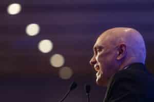 URGENTE: Moraes EXIGE Extradição de Ex-Assessor Envolvido em Escândalo de Vazamento de Segredos!