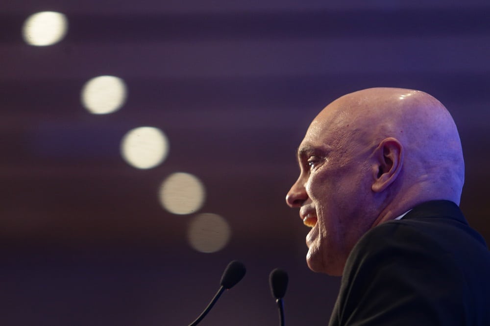 URGENTE: Moraes EXIGE Extradição de Ex-Assessor Envolvido em Escândalo de Vazamento de Segredos!