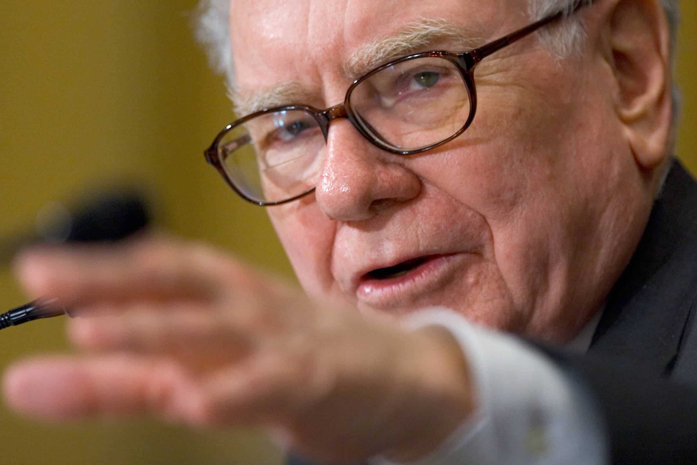 Warren Buffett Revela Segredos Bombásticos: Livro Pode Transformar Sua Vida Financeira!