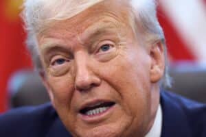 "CHOCANTE! Trump Revela Que EUA Tem 135 Mil VIVOS COM MAIS DE 160 ANOS!"
