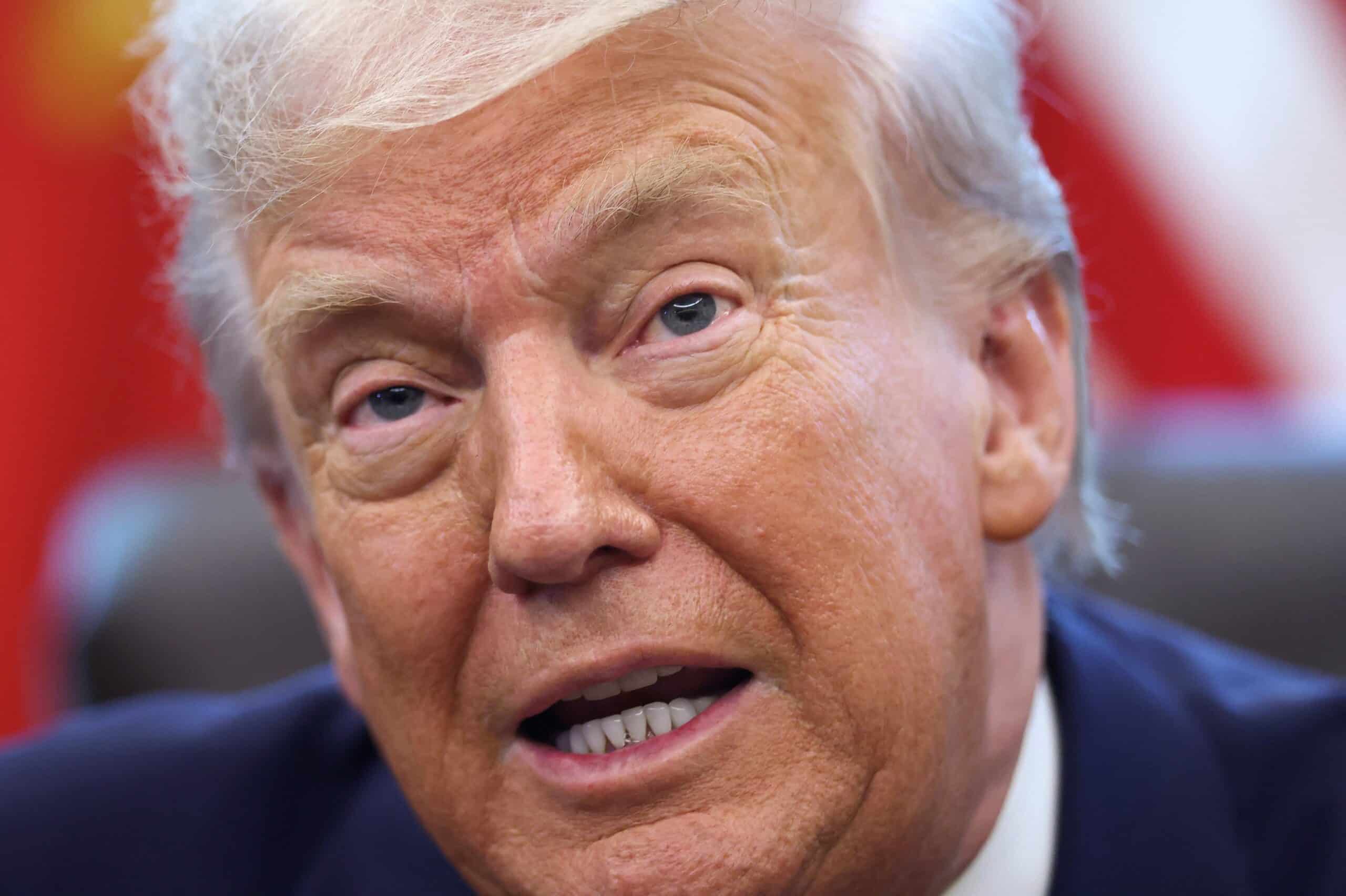 "CHOCANTE! Trump Revela Que EUA Tem 135 Mil VIVOS COM MAIS DE 160 ANOS!"