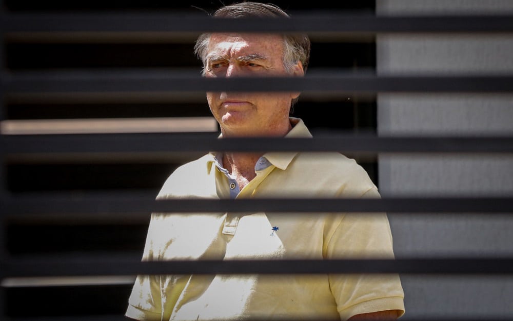 Bolsonaro Celebra Liberdade: Sorriso e Aceno Após Decisão Surpreendente de Fux!