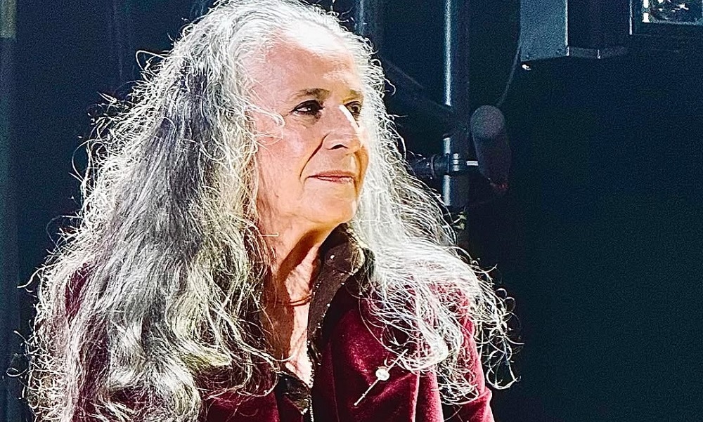 Bomba! Maria Bethânia Lança Turnê Explosiva em Celebração aos Seus 60 Anos de Glória!