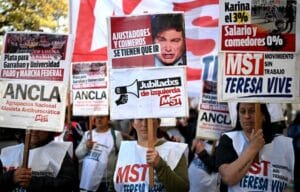 Crise na Saúde: Milei em Fogo Cruzado com Médicos e Universitários!