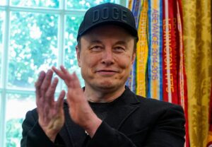 ELON MUSK SURGE COM US$ 1 BILHÃO EM AÇÕES! TESLA DISPARA 8% EM UM SÓ DIA!