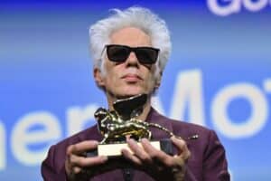 Escândalo em Veneza: 'Father Mother Sister Brother' de Jarmusch Arrasa e Leva Leão de Ouro!
