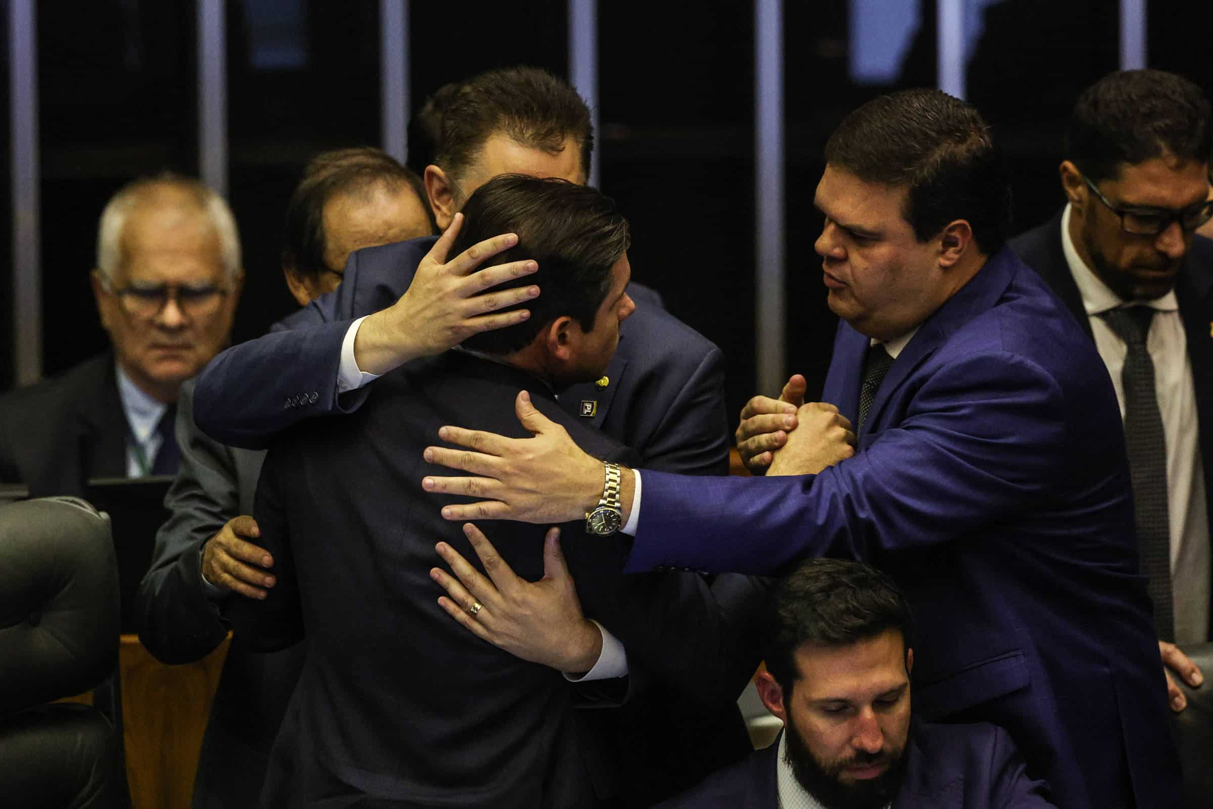 Escândalo na Política: PEC da Blindagem Coloca Congresso Acima da Lei!