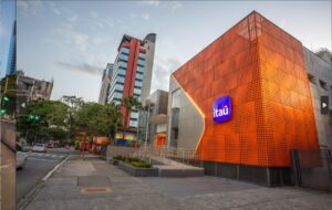 Ex-funcionário do Itaú Revela: 'Trabalhei 168 Horas Sem Parar e Fui Demitido!'