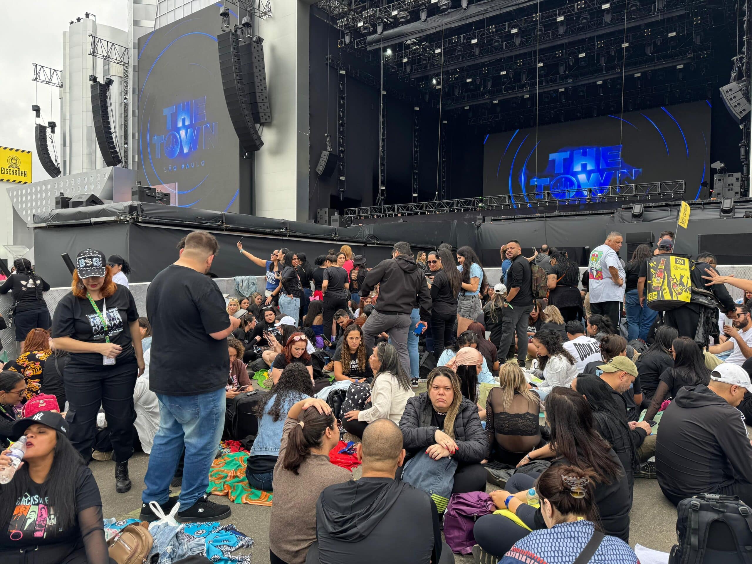 Fãs Frenéticos: A Guerra dos Ingressos Para Ver os Backstreet Boys no The Town!