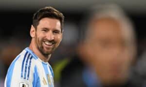 Messi Chora e Brilha: Despedida Emocionante da Seleção com Gols e Vitória!