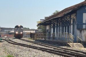 PERIGO À VISTA: Invasões de Veículos Colocam Vidas em Risco nas Ferrovias!