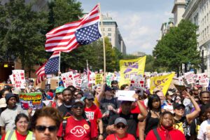 Revolta em Washington! Militantes Exigem a Cabeça de Trump e Retirada Imediata das Tropas!