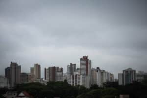 SP: Céus Sombrados e Frio Surpreendente! Prepare-se para um Fim de Semana de Surpresas!