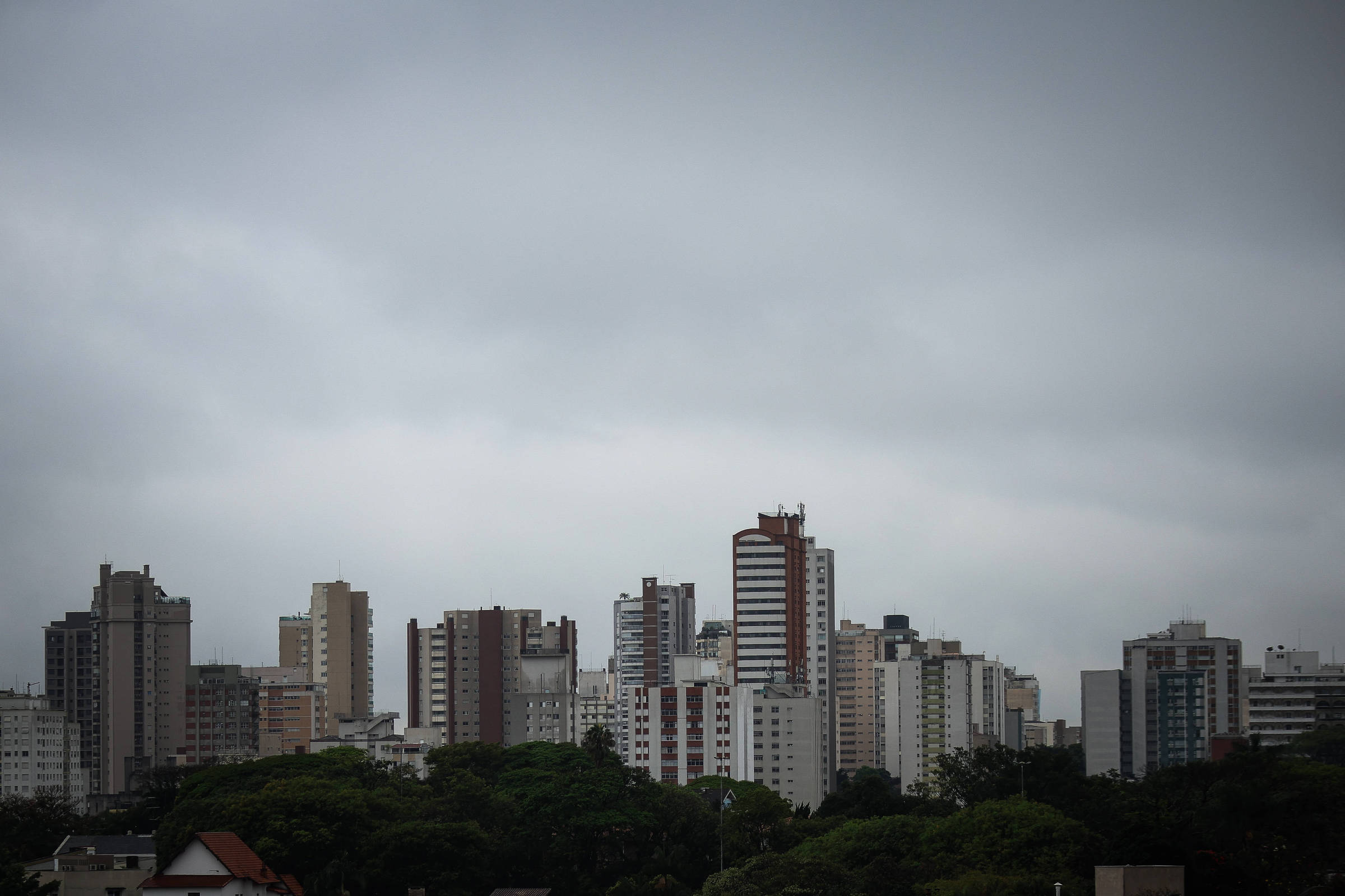 SP: Céus Sombrados e Frio Surpreendente! Prepare-se para um Fim de Semana de Surpresas!