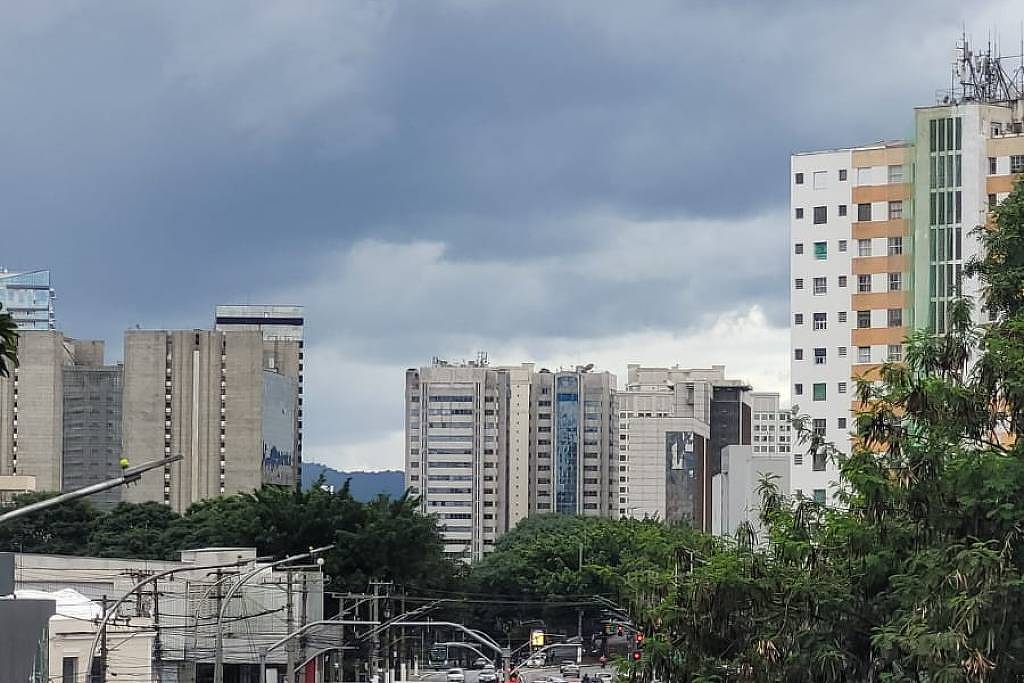 Sábado Sombrio: SP Espera Nuvens e Frio de 22°C! Prepare-se!