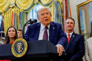 Trump Choca ao Afirmar que Vídeo de Lixo da Casa Branca é Criação de IA!