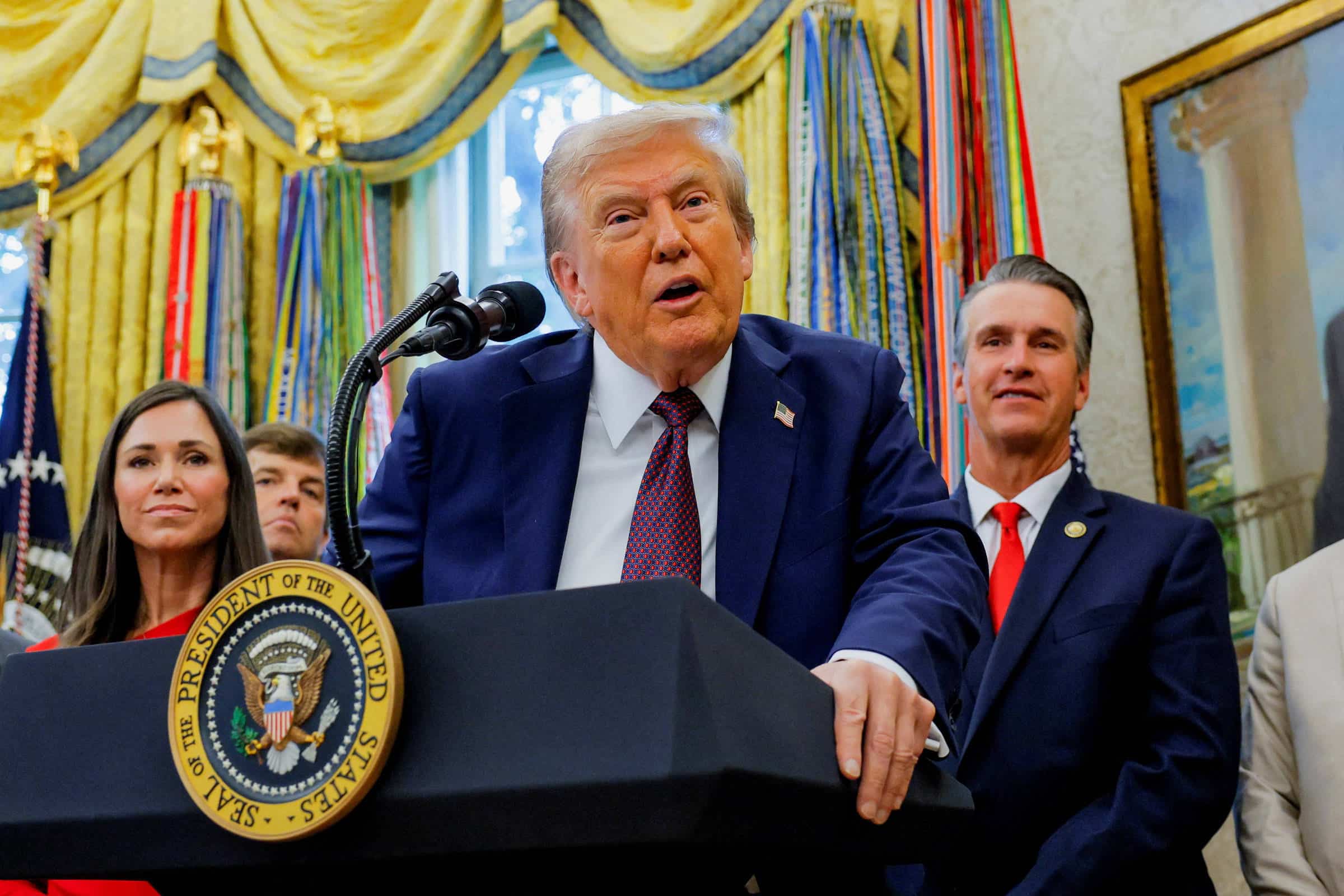 Trump Choca ao Afirmar que Vídeo de Lixo da Casa Branca é Criação de IA!