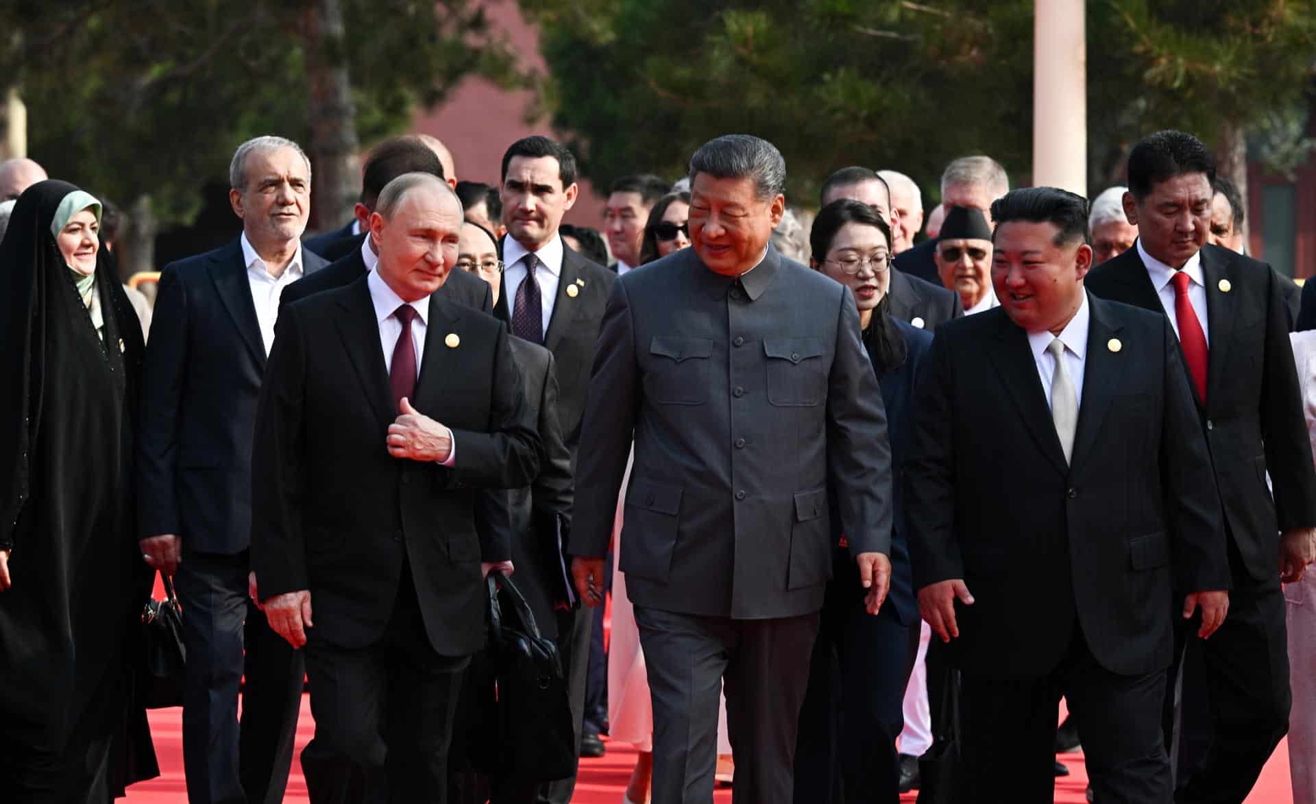 Trump Zomba do Triunvirato: Xi, Putin e Kim em Festa de Desfile!