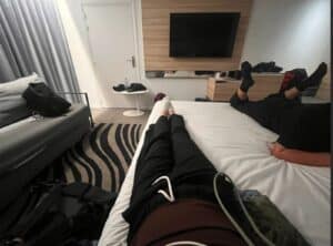 URGENTE: Brasileira Sobrevive a Tentativa de Estupro Após Ser Isolada em Quarto com Estranho!