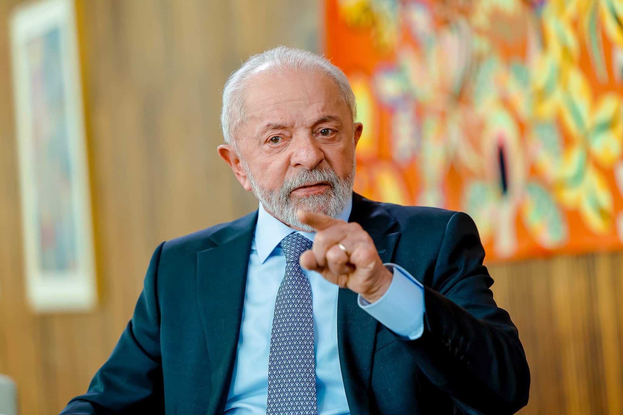 A CONTA DA REELEIÇÃO: Lula empurra o Brasil para o abismo financeiro