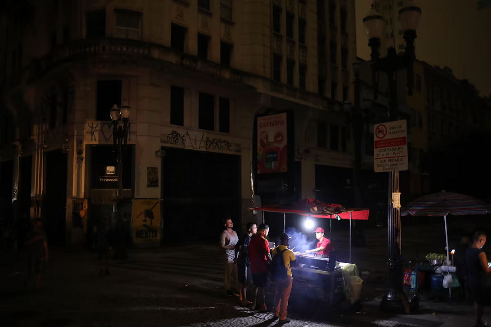 BRASIL AFUNDA NA ESCURIDÃO