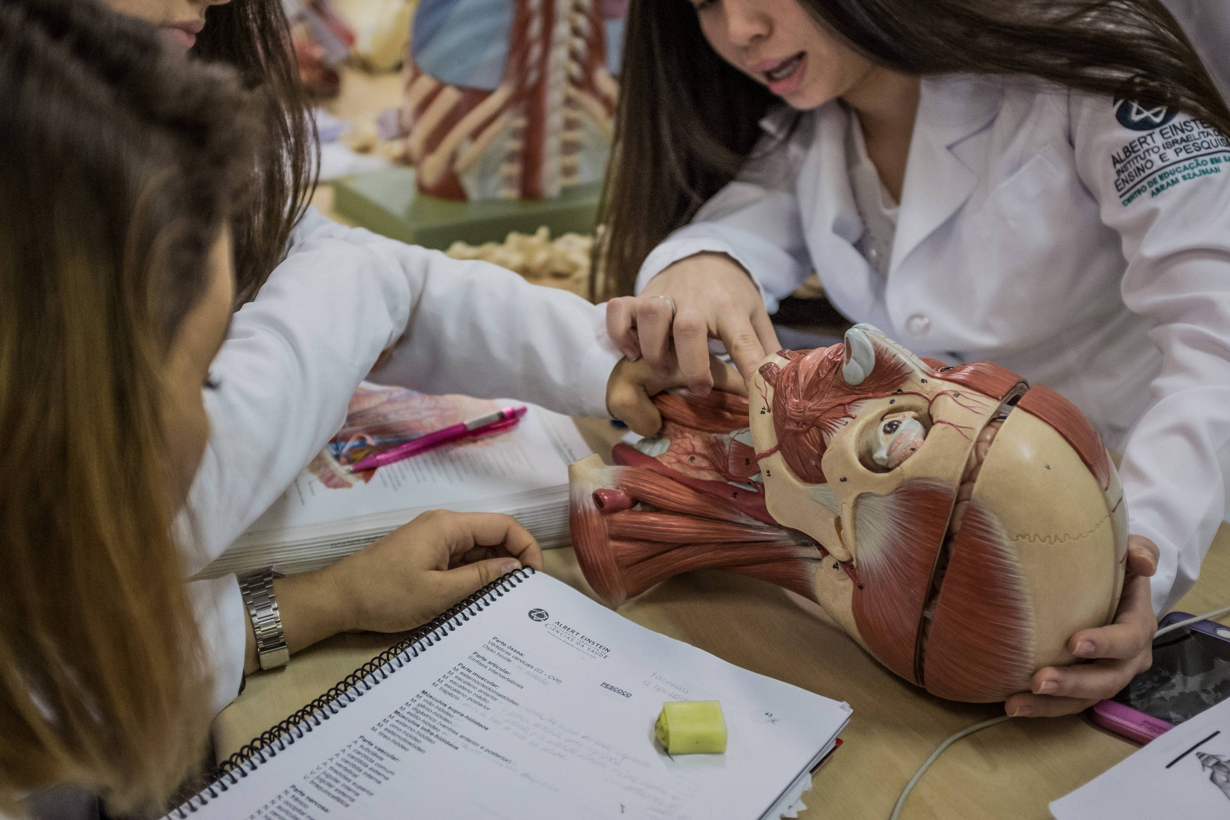REVOLUÇÃO NA MEDICINA! Einstein muda as regras e abala o futuro dos médicos.